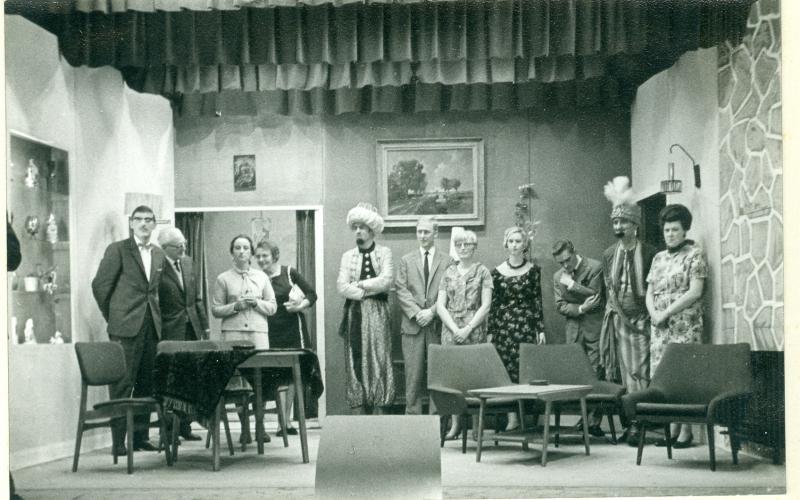 37a met v.l.n.r. Joop Dirksen, regisseur Hartman, Annie Keff-May, Wil v.d. Loo,  ---- , Mart van t Veer, Guus Reyne, Annemarie Visser, Nico Luttik, Jaap vd. Werf, Nel Hagemeyer van t Kaar